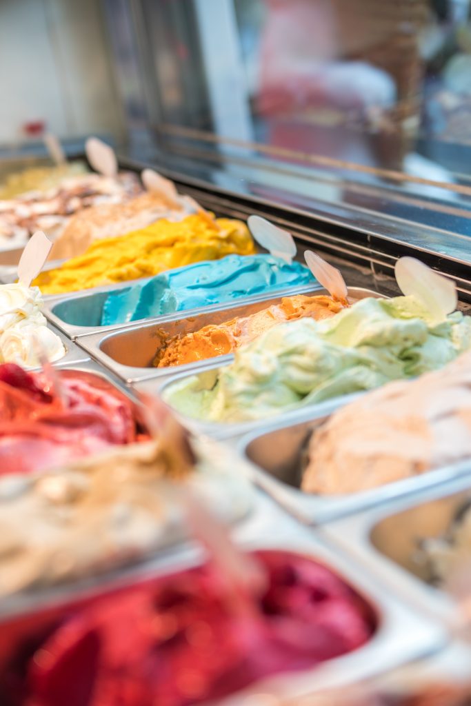 Színes gelato fagylaltok kirakatban